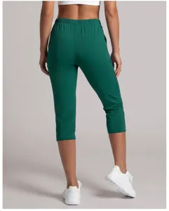 Rückansicht von grünen Damen Capri Yogahosen, hochgeschnittene schlanke Fitnesshose.