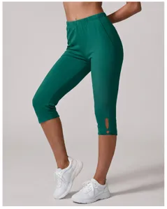 Grüne Capri-Yogahosen im Detail, hoher Bund mit besonderem Ausschnitt für Fitness.