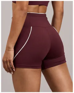 Vue arrière rapprochée de shorts de yoga bordeaux à taille haute et passepoils contrastés.