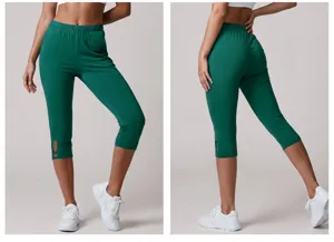 Grüne Damen Yoga Caprihosen, sportive Fitness Leggings mit einzigartigem Saum Ausschnitt.