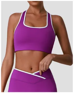Soutien-gorge de sport à séchage rapide et pantalon de yoga détail, ensemble fitness.