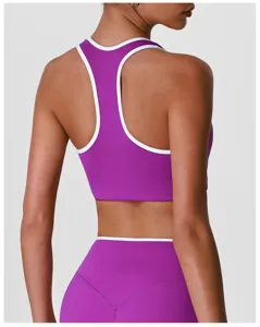 Détail de dos du soutien-gorge de sport violet à séchage rapide avec bordure blanche fitness.
