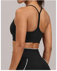 Soutien-gorge de sport noir avec dos nageur en Y, vue détaillée montrant les bretelles.