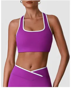 Vue détaillée du soutien-gorge de sport violet avec bordure blanche et legging assorti.