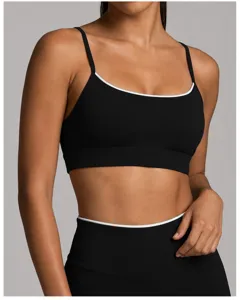 Gros plan détaillé d'un soutien-gorge de sport noir avec bordure blanche, haut fitness.
