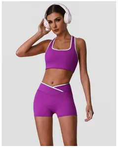 Vue détaillée de l'ensemble soutien-gorge de sport et short violet pour le fitness.