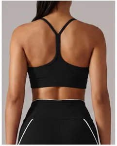 Détails de dos d'un soutien-gorge de sport noir à dos nageur et leggings pour le yoga.