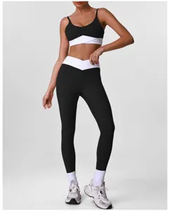 Detailansicht des schwarz-weißen Sport-BHs und der High-Waist V-Bund Leggings für Fitness.