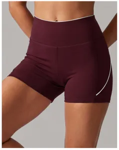 Détail short de yoga bordeaux taille haute, vêtement de fitness élastique à liseré blanc contrasté.