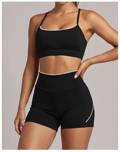 Détail en gros plan d'un soutien-gorge de sport noir et de short taille haute blanc.