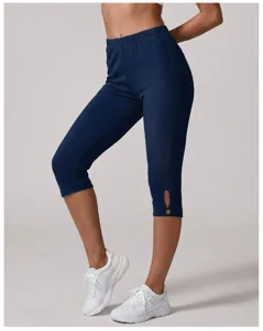Detailansicht dunkelblaue Damen Yogahose in Capri-Länge mit stylischem Beinausschnitt.