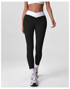 Detailansicht schwarzer Yoga-Leggings mit hohem Crossover-V-Bund, elastische Passform.