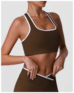 Ensemble soutien-gorge de sport et leggings marron pour femme avec bordure blanche.