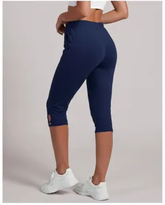 Dunkelblaue Capri-Yogahose Detailansicht mit atmungsaktivem Stretchstoff und Beinausschnitt.