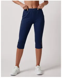 Damen 3/4 Yogahose mit hohem Bund und stylischen Beinausschnitten für Fitness und Laufsport.