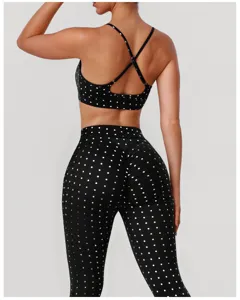 Gedetailleerd achteraanzicht van polka dot sportbeha en push-up yoga fitness broek voor dames.