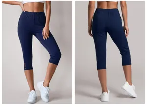 Nahaufnahmen von dunkelblauen Capri-Yogahosen für Damen mit Schlitzdetail am Beinsaum.