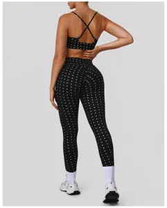 Zwarte yogaset met polkadots, atletische sportbeha en fitnesslegging met hoge taille.