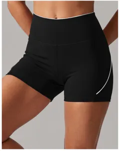 Vue detaillee de short de yoga noir taille haute pour femme avec liseres blancs.