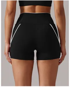 Détail de short de yoga noir taille haute avec passepoil blanc, idéal pour le fitness.
