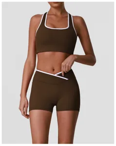 Vue détaillée du haut de sport marron et du short taille croisée avec bordure blanche.