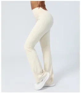 Detailansicht der hochtaillierten Schlag-Yogahose, po-hebendes Design und weicher Stoff.