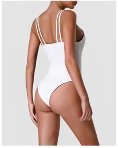 Detailansicht eines weißen Sportbodysuits mit Doppelträgern für Yoga und Pilates.