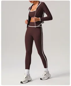 Gedetailleerd overzicht van het bruine sportsetje met jasje en legging met witte biezen.