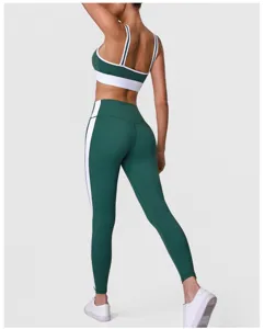 Rückansicht des grünen Sport-Sets mit weißem Blockdesign, stützende High-Waist Yogahose.