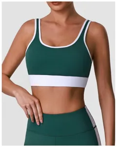 Détail de soutien-gorge de sport colorblock vert, top fitness yoga col en U confortable.