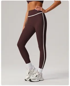Hoge taille yoga legging met witte contrastbies voor fitness, hardlopen en training.