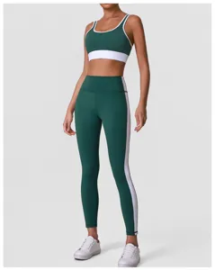 Detailansicht des sportlichen Damen Yoga-Sets mit Kontrastbesatz-BH und Leggings.