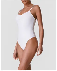Weisser Spaghettitraeger Bodysuit, elastischer Yoga Jumpsuit fuer Damen fuer Indoor Sport.