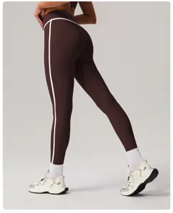 Hoge taille sport yoga broek voor vrouwen, bruine fitness leggings met witte strepen.