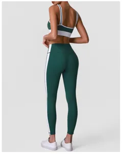 Detailansicht des kontrastfarbenen Sport-BHs und der High-Waist-Yogahose, Rückseite.
