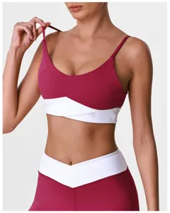 Gros plan sur l'ensemble soutien-gorge de sport et pantalon de yoga colorblock, fines bretelles.