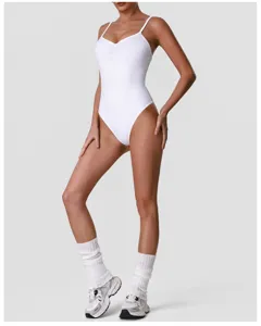 Detailansicht des weißen Yoga Bodycon Anzugs, bequemer elastischer Stoff mit Stulpen.