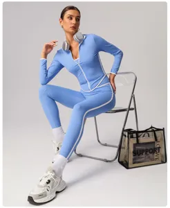 Blauw sportief trainingspak set met lange mouwen ritssluiting jas en strakke legging.
