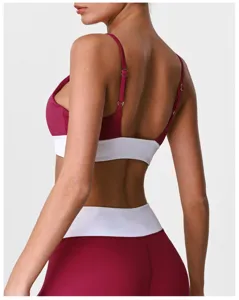 Vue détaillée de la brassière de sport colorblock avec bretelles fines réglables.