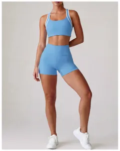 Dettagli in primo piano del reggiseno sportivo e dei pantaloncini da yoga a vita alta.
