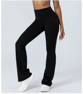 Detailansicht der High-Waist Schlag-Yogahose, schwarze Fitness-Sporthose für Damen.