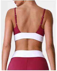 Détail de dos du soutien-gorge de sport colorblock avec fines bretelles réglables yoga.