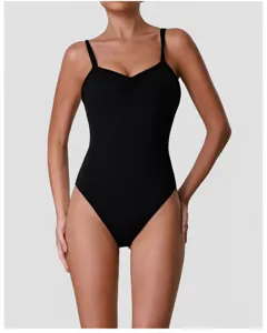 Nahaufnahme des schwarzen Trägers Bodysuits, zeigt den herzförmigen Ausschnitt und Stoff.