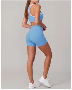 Dettaglio posteriore del reggiseno sportivo azzurro e dei pantaloncini fitness.