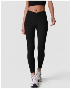 Schwarze Yoga Leggings mit Kreuzbund und Taschen für Fitness, Training und Laufen im Freien.