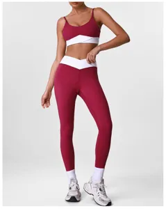 Gros plan détaillé de la soutiens-gorge de sport et des leggings de yoga taille haute bicolores.