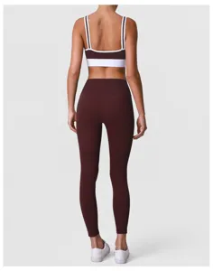 Detaillierte Rückansicht des bordeauxroten Sport-BHs und passender Yoga-Leggings.