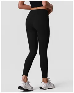 Schwarze, hohe Yoga-Hosen mit Taschen und Po-Lift-Design, Detailansicht der Rückseite für Fitness.