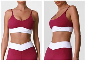 Vue detaillee de la brassiere de sport bicolore avec fines bretelles et maintien.
