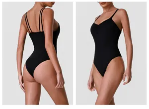 Detailansicht des schwarzen Yoga-Bodysuits mit elastischem Material und figurbetonter Passform.